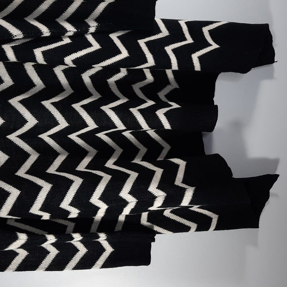 WISHLIST BLACK/ WHITE CHEVRIN SWEATER SZ XL - Picture 9 of 14